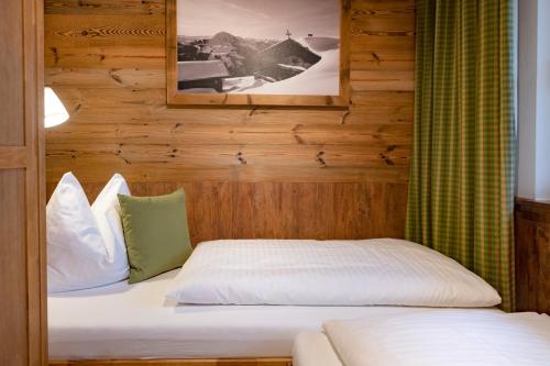 - une chambre avec 2 lits et une photo sur le mur dans l'établissement ArtiHome, à Hopfgarten im Brixental