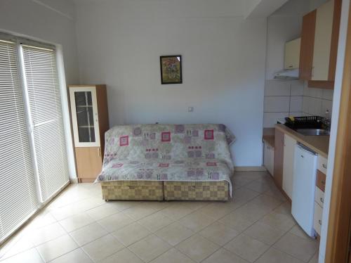 una camera con un letto nell'angolo di una stanza di Villa Daniela Apartments a Nov Dojran