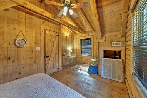 een slaapkamer met een bed en een plafondventilator bij Secluded Cabin with Fishing Pond near Hunting! in Bessemer