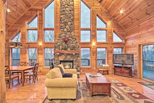 Southern Comfort Cabin with Hot Tub and Pool Table