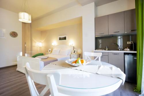 kuchnia i sypialnia ze stołem i krzesłami w obiekcie Casa Del Porto w Chanii