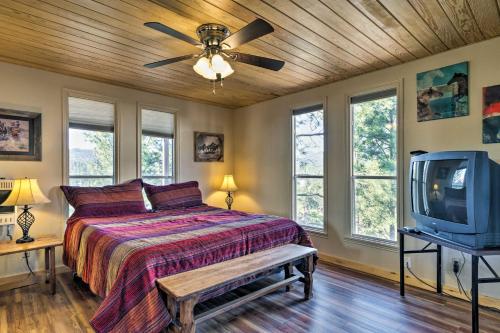 Katil atau katil-katil dalam bilik di Ruidoso Condo with 2 Private Decks and Hot Tub!