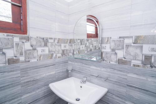 un baño con lavabo y espejo en Stay At RichmondHill, en Galle