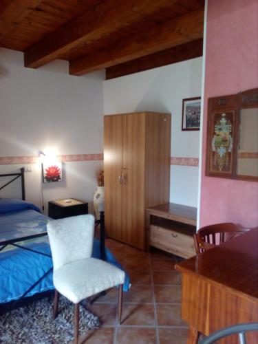 Schlafzimmer mit einem Bett, einem Schreibtisch und einem Stuhl in der Unterkunft B&B Trinacria Modica in Modica