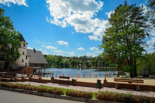 vista para um rio num parque com bancos em Заміський комплекс "Пуща Лісна" em Moshchun