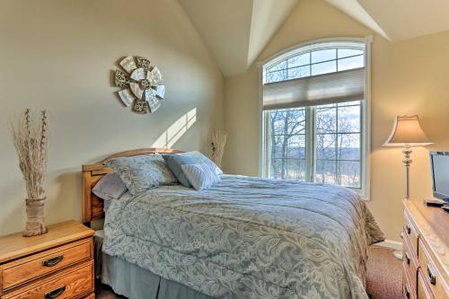 Postel nebo postele na pokoji v ubytování Townhome with Grill Less Than 1 Mi to Big Boulder Mountain