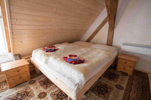 a small bedroom with a bed in a room at Zamek Usobi in Úsobí