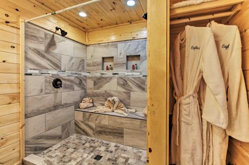 La salle de bains est pourvue d'une douche avec un rideau de douche pour 2 personnes. dans l'établissement Sevierville Cabin with Private Hot Tub and Fireplace!, à Sevierville