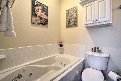 Ένα μπάνιο στο Riverfront Arkansas Retreat Near Fishing and Hiking!