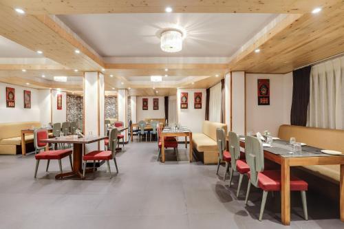 Restoran ili drugo mesto za obedovanje u objektu Summit Swiss Heritage Resort & Spa