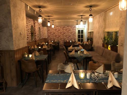 un restaurante con mesas y sillas y una pared de ladrillo en De Halve Maan, en Bovenkarspel