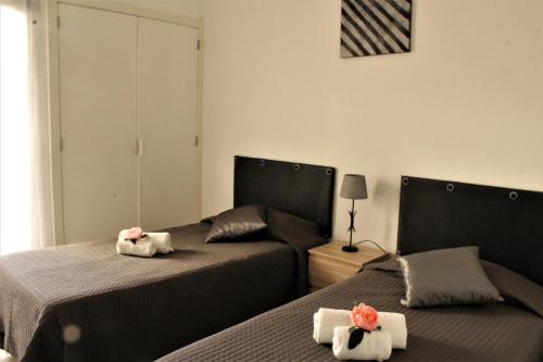 アルマカオ・デ・ペラにあるCasas & Papeis T-4のベッドルーム1室(隣り合わせのベッド2台付)