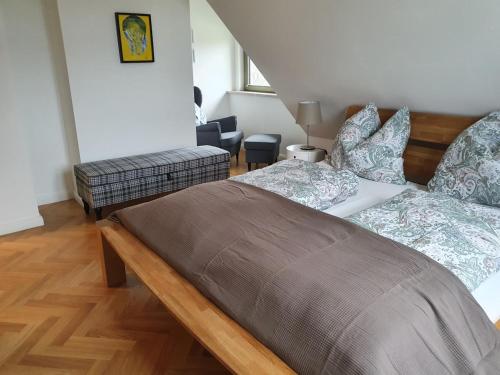 um quarto com uma cama e uma cadeira em Ferienhaus Schütt em Zempin