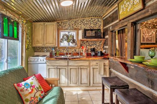 Una cocina o zona de cocina en The Treehouse Cabin Creekside Home with Hot Tub!