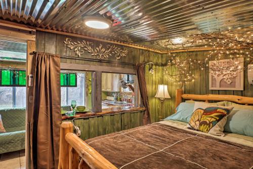ein Schlafzimmer mit einem Bett in einem Zimmer mit Holzwänden in der Unterkunft The Treehouse Cabin Creekside Home with Hot Tub! in Summerville