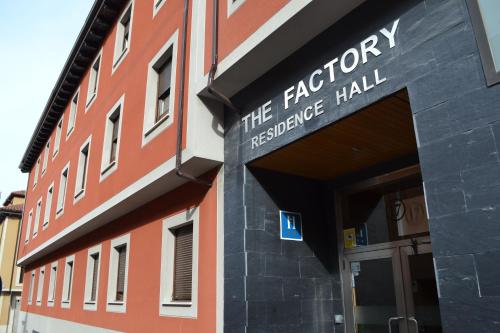 un edificio con un cartel que lee la sala de interferencias de la fábrica en The Factory Residence Hall, en Segovia