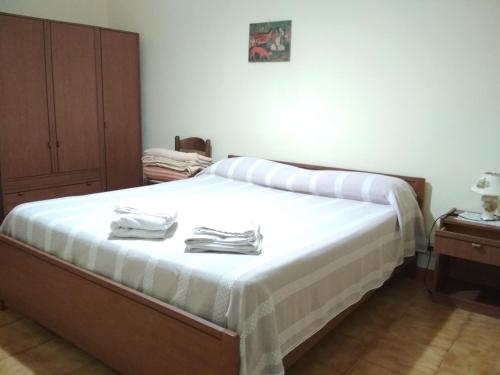 um quarto com uma cama com toalhas em La dolce vita, relax & kite Lamezia em Lamezia Terme
