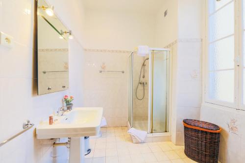 une salle de bain avec un lavabo et une douche dans l'établissement VIA ITALIA AP1054 - By Riviera Holiday Homes, à Nice