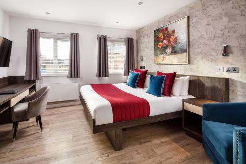 Postel nebo postele na pokoji v ubytování Signature Suites