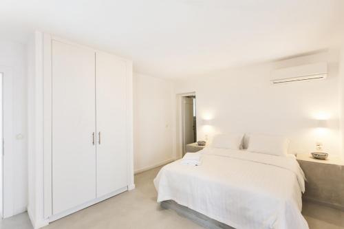 modern apartment with a sea view and swimming pool in Koundourosにあるベッド