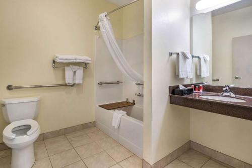 Ванная комната в Econo Lodge Inn & Suites Fairgrounds