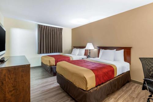Кровать или кровати в номере Econo Lodge Inn & Suites Fairgrounds