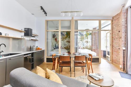 une cuisine et un salon avec un canapé et une table dans l'établissement NEW Loft Apartment in the Heart of Paris - An Ecoloflat, à Paris
