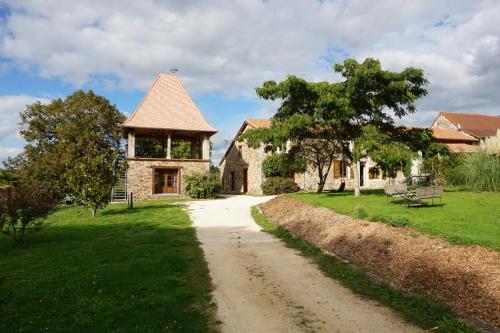 a house with a dirt road in front of it at Villa Gites Chambre d hôtes avec piscine Dordogne 2-4-6-8-10 personnes in Bussière-Badil
