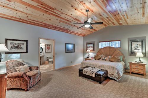 um quarto com uma cama e uma ventoinha de tecto em Luxe Cabin with Deck Less Than 3 Mi to Pinetop Country Club em Indian Pine