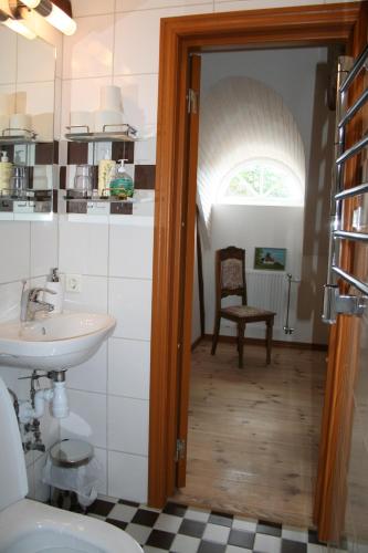 La salle de bains est pourvue d'un lavabo et de toilettes. dans l'établissement Hoby Gård, à Borrby