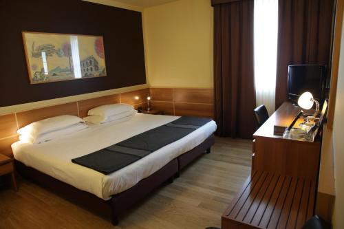 a hotel room with a large bed and a window at Best Western Hotel Tre Torri in Altavilla Vicentina