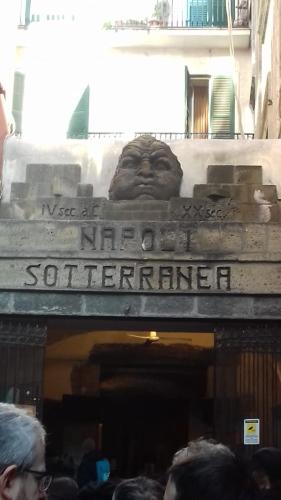 ナポリにあるA casa e Luciaの建物脇頭像