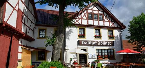 a white building with a sign that reads cottotinion boutique at Pension Zöllner Garni in Weismain