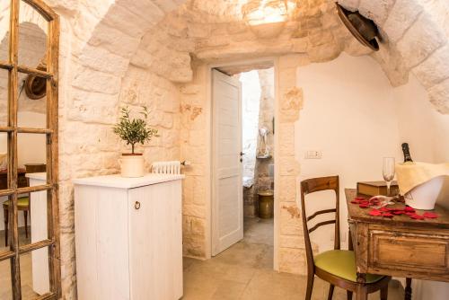 a kitchen and dining room with a table and chairs at Trulli Holiday Albergo Diffuso in Alberobello