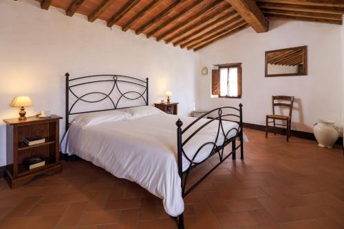 sypialnia z łóżkiem, stołem i krzesłami w obiekcie Borgo Palazzuolo Vecchio w mieście Palazzuolo