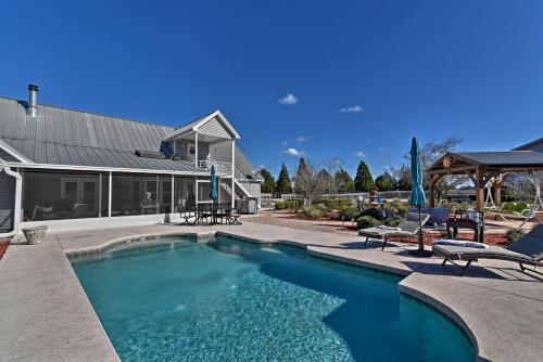 una piscina frente a una casa en Peaceful Apt 7 Mi to Withlacoochee State Forest!, en Floral City