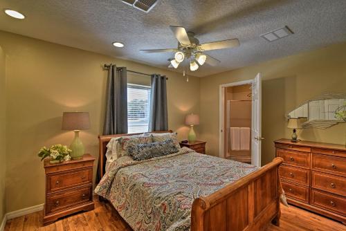 Un dormitorio con una cama y un ventilador de techo. en Peaceful Apt 7 Mi to Withlacoochee State Forest!, en Floral City