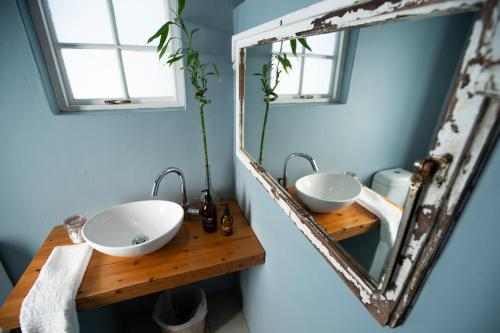a bathroom with two sinks and a mirror at Kogman & Keisie Guest Farm in Montagu