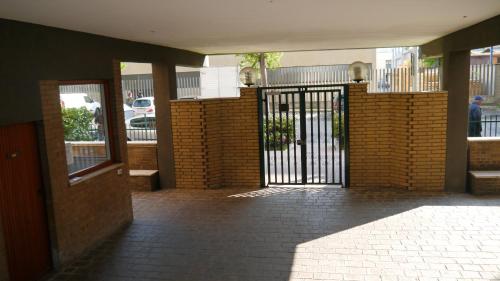 an entrance to a building with a wrought iron gate at La casa di Dario in Pero