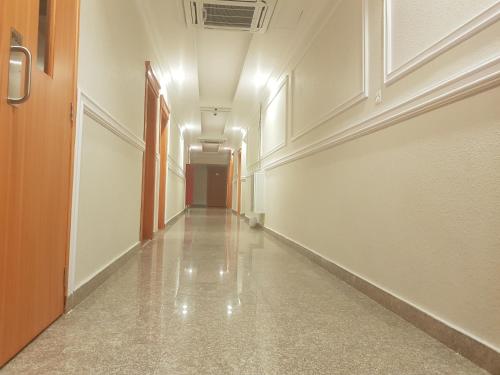 an empty hallway in an office building at Durrat Alkhuwair Hotel Apartment درة الخوير للشقق الفندقية in Muscat