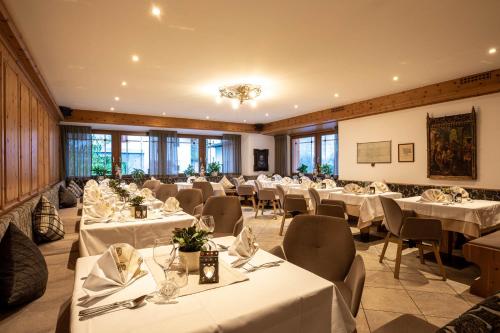 a banquet hall with white tables and chairs at Aktiv & Wellnesshotel Zentral in Prato allo Stelvio