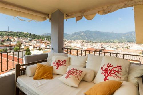 - un canapé sur un balcon avec vue sur la ville dans l'établissement Giaco's Apartments 1, à Villasimius