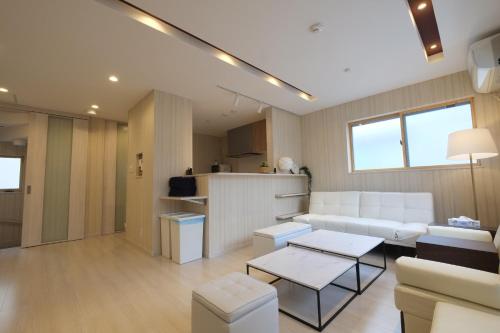 una sala de estar con un sofá y una mesa en LN05 New Home in Sannomiya with Own Car Park, en Kobe