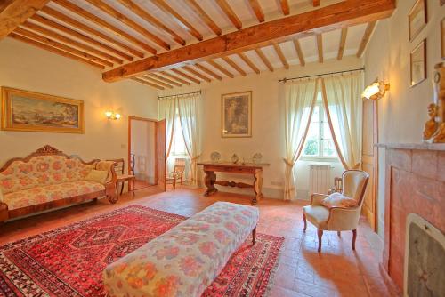 uma sala de estar com um sofá e uma lareira em Villa Cangeli by PosarelliVillas em Arezzo