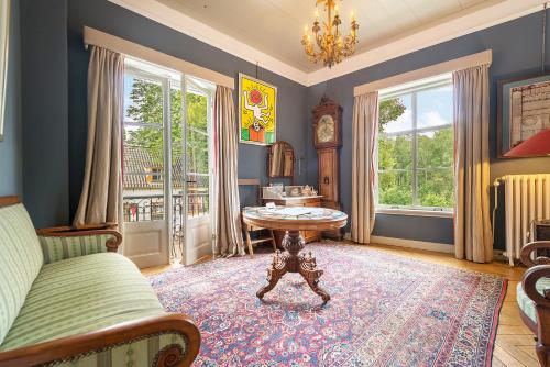 a living room with a couch and a table at Logement Swaenenvecht in Utrecht