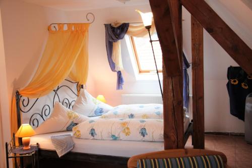 En eller flere senge i et værelse på Winzerhof Schwerdt