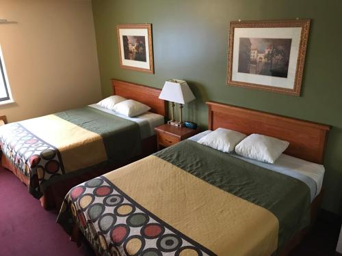 Giường trong phòng chung tại Heartland Hotel & Suites