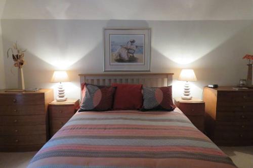 Una cama o camas en una habitación de Harleyburn Cottages - Stables and Saddlery