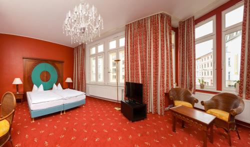 Un pat sau paturi într-o cameră la Altstadthotel Am Theater