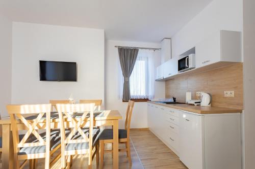 a kitchen and dining room with a table and chairs at DOMKI NA WIERCHU in Biały Dunajec